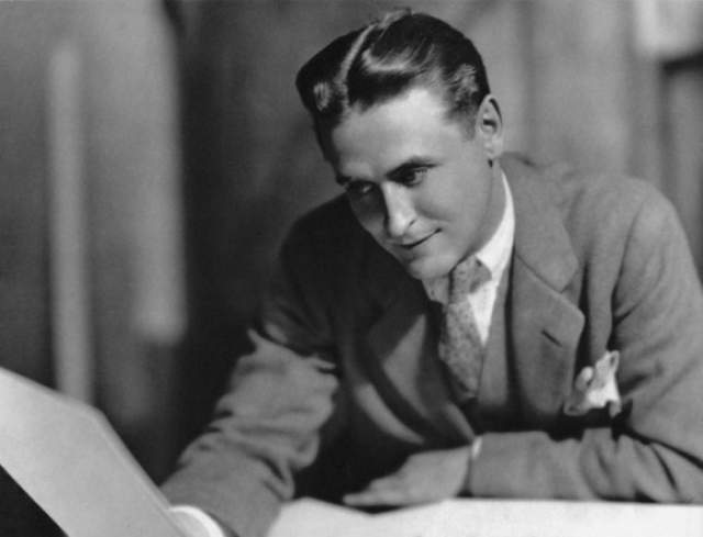 Роман "Великий Гэтсби", опубликованный в 1925 году, стал бомбой замедленного действия: первое время роман читали, даже инсценировали на Бродвее, но вскоре совсем забыли. Зато в 50-е произведение включили в школьную программу. 