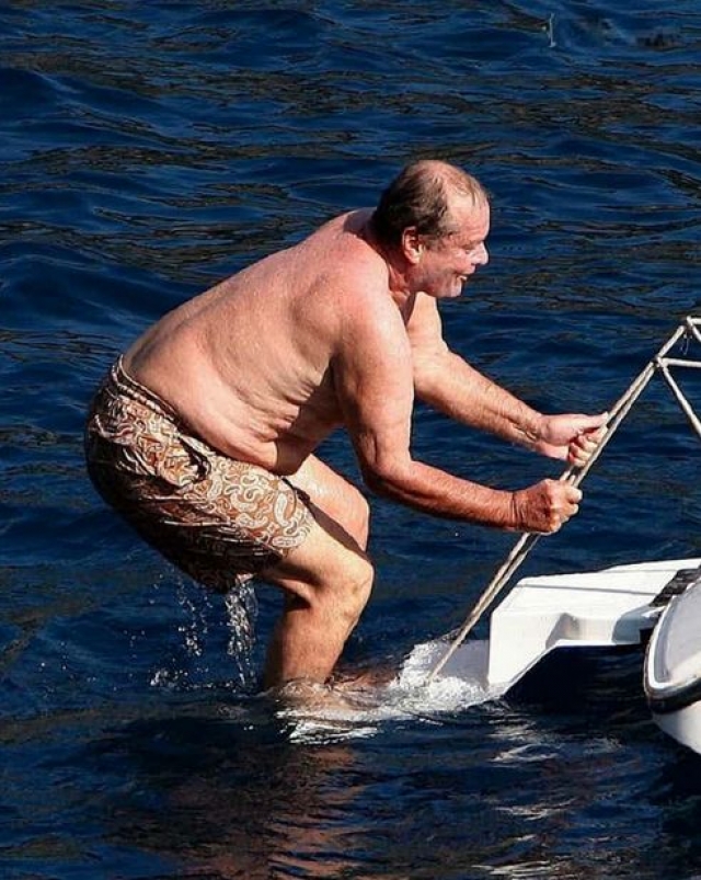 А вот Джек Николсон решил понырять с яхты. Хотя вряд ли актера расстроил тот факт, что его несовершенное тело сняли фотографы.