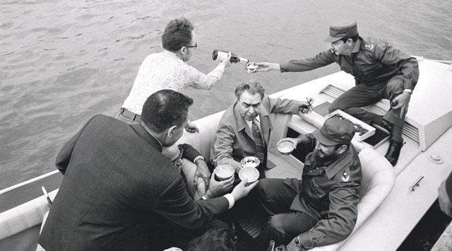 А это Леонид Брежнев на рыбалке во время визита на Кубу.