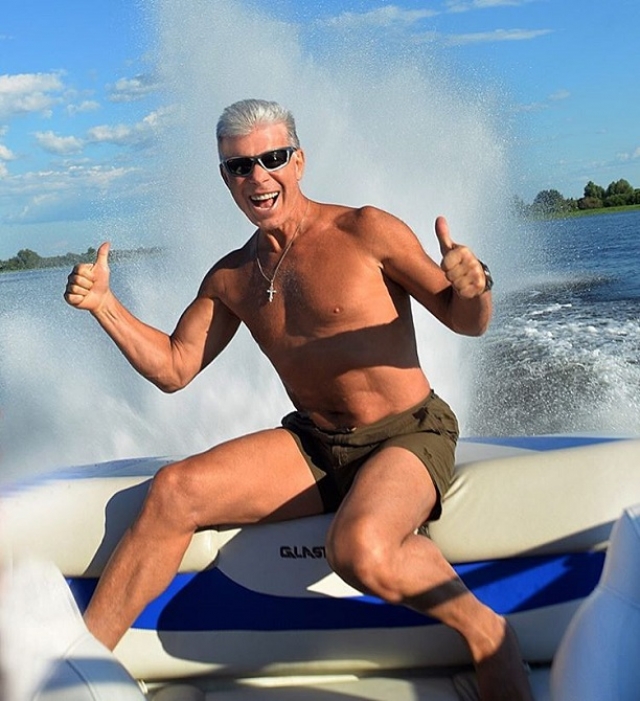 Газманов частенько радует подписчиков пляжными фото на своей страничке в Инстаграм, вызывая зависть мужчин и восхищение женщин.