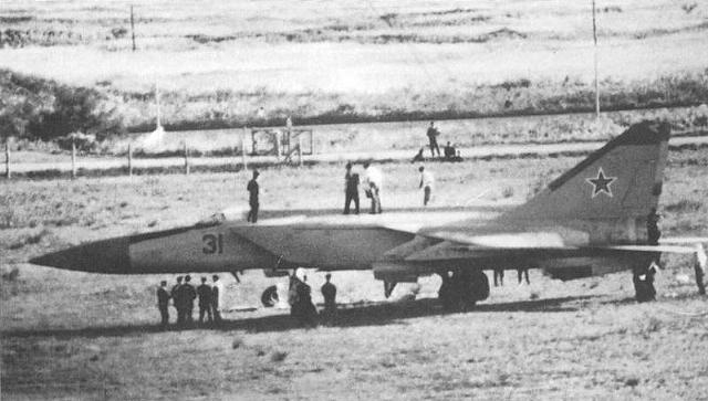 6 сентября 1976 года cамолеты японских ПВО на острове Хоккайдо были подняты по тревоге. Им так и не удалось перехватить постоянно исчезающий с радаров самолет, который через несколько минут, едва не столкнувшись с отъезжающим боингом приземлился в гражданском аэропорту.