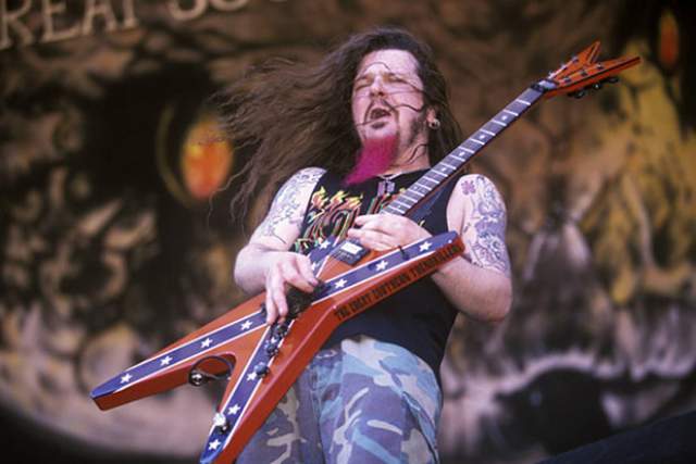 Даймбэг Даррелл, 8 декабря 2004 Один из основателей американских метал-групп Pantera и Damageplan Даррелл Лэнс Эбботт, более известен как Даймбэг Даррелл, был убит на собственном концерте в Колумбусе (штат Огайо) 8 декабря 2004 года. 