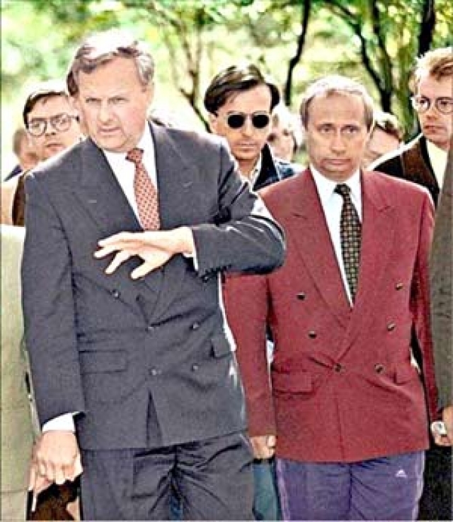 Во времена работы с Собчаком, Путин носил одновременно малиновый или зеленый пиджак и спортивные штаны фирмы "Адидас".