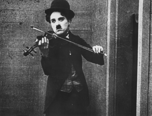 Чарли Чаплин. Образа бродяжки Чарли появился в короткометражных комедиях, поставленных на поток в 1910-е годы на киностудии Кистоуна.