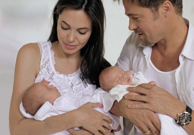 В этом же году актеры усыновили сироту Пакса Тьена из Вьетнама. А в 2008-м у пары родились близнецы – мальчик Нокс и девочка Вивьен. Так Джоли и Питт стали родителями шестерых детей.