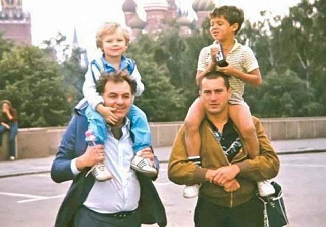 Роберт Де Ниро должен был сниматься в фильме Эмиля Лотяну "Анна Павлова", но Госкино не утвердило актер.  На фото: Эмиль Лотяну и Роберт Де Ниро с детьми в Москве, 1982 год. 