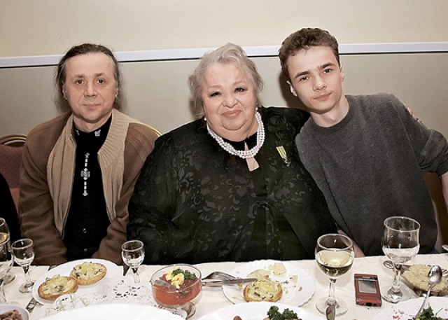 Сын, Василий Крачковский, продолжил дело отца – сейчас работает звукорежиссером на "Мосфильме". В 1996 году Василий был номинирован на "Нику". Он женат, в 1991 году родился внук актрисы Владимир.