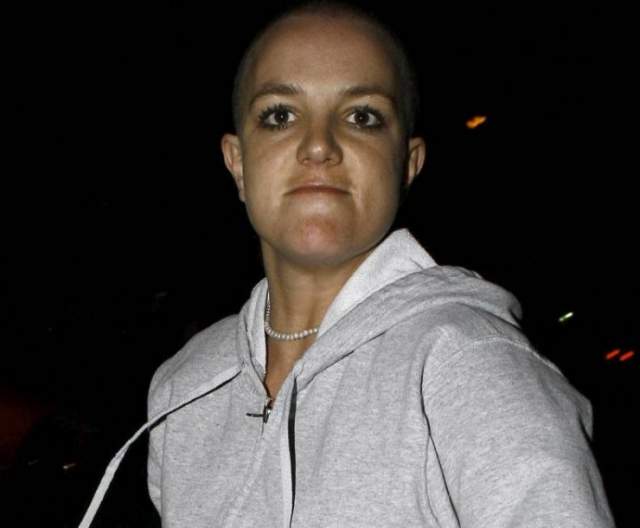 Бритни Спирс, 36 лет. Певица Бритни Спирс после скандального расставания со своим мужем, танцором Кевином Федерлайном, буквально сошла с ума на глазах у фанатов.