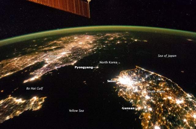 Северную Корею практически не видно из космоса, а всему виной тот факт, что в стране вырабатывается ничтожное количество электричества. Даже для трех миллионов граждан высшего класса электричество включается всего на час или два в день.