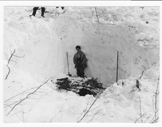Лишь когда снег начал таять на глубине более 2,5 м был найден настил из 14 стволов небольших пихт и одной березы длиной до 2 м, на котором лежал лапник и несколько предметов одежды.
