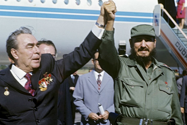 А вот Брежнев в 1974 году сам посетил Кубу.