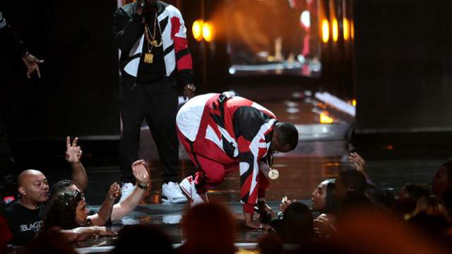 Рэпер Дидди свалился во время выступления на BET Awards 2015.