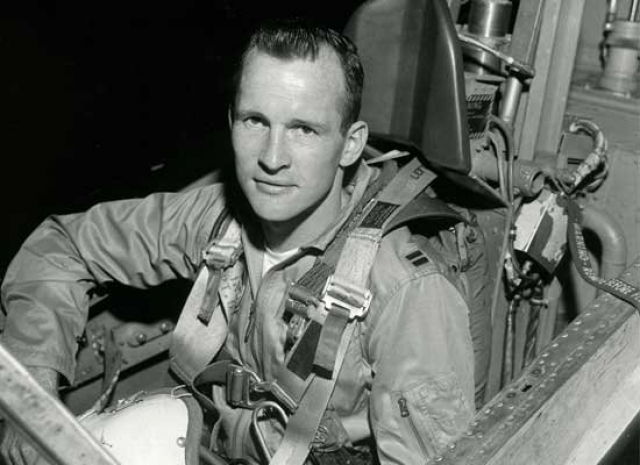 Эдвард Уайт был подполковником ВВС США и ранее стал первым американцем в открытом космосе.