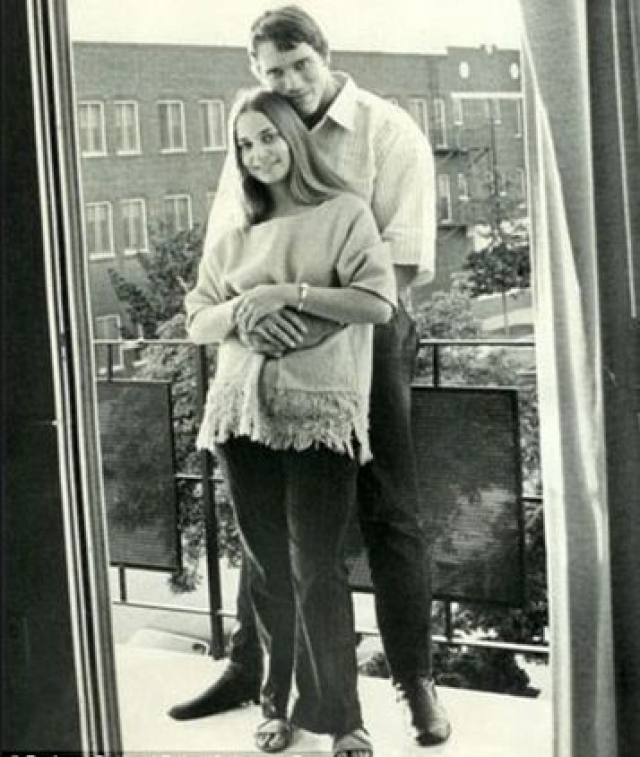 Арнольд Шварценеггер. В 1969 году еще неизвестный актер познакомился с Барбарой Аутланд Бейкер. Друзья утверждали, что Арнольд по-настоящему влюбился, но их отношения закончились спустя пять лет.