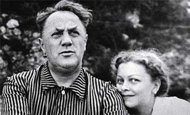 В 1943 году на съемках картины "Воздушный извозчик" состоялась судьбоносная встреча Людмилы Целиковской с Михаилом Жаровым , который был старше нее на двадцать лет.