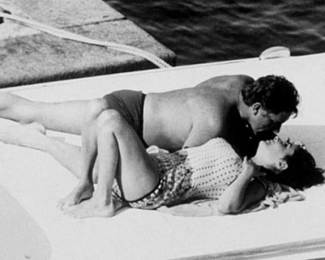 Но долго это не продлилось. Вскоре они тайно сбежали на крошечную виллу в Порто-Сан-Стефано, и это были счастливейшие моменты в жизни женщины. Папарацци застукали их целующимися 25 июня 1962 года. 