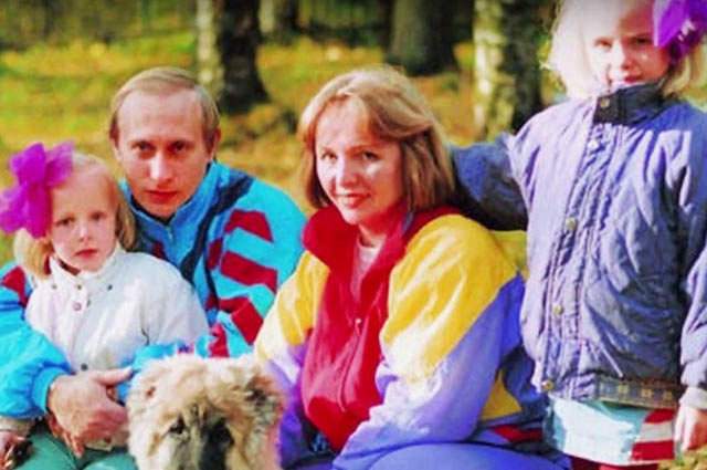 За годы брака у Путиных родились двое детей: дочери Мария (1985 г.р.) и Катерина (1986 г.р.).