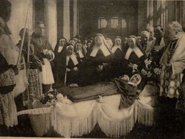 В 1868 году Бернадетта поступила в монастырь сестер милосердия в Невере, где провела остаток дней, ухаживая за больными и занимаясь рукоделием. 16 апреля 1879 года она умерла от туберкулеза.