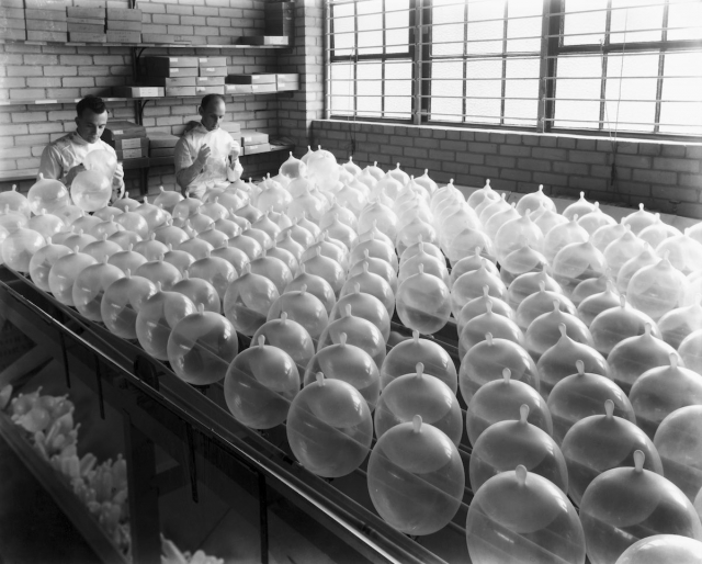 Презервативная индустрия оценивала, что только 25% презервативов проверяются перед упаковкой. Внимание прессы заставило FDA в 1937 году классифицировать презервативы как лекарство и обязать, чтобы каждый презерватив проверялся перед упаковкой.