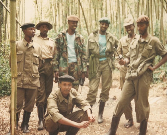 Боевики "интерахамве" изначально подозревали бельгийский контингент сил ООН в "симпатиях" к тутси. К тому же в прошлом Руанда была колонией Бельгии, и многие были не прочь посчитаться с бывшими "колонизаторами".