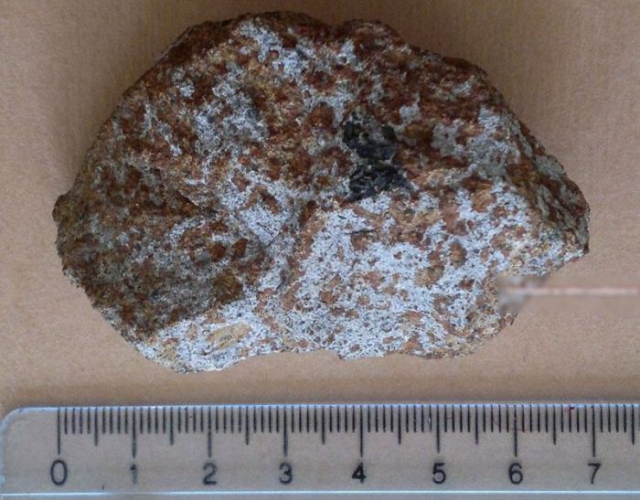 15. Метеорит Куня-Ургенч  Метеорит упал 20 июня 1998 года около туркменского города Куня-Ургенч, отсюда и его название. Перед падением жители видели яркий свет. Самая большая часть метеорита, весом 820 кг, упала в хлопковое поле, образовав воронку около 5 метров. Этот, возрастом более 4-х миллиардов лет, получил сертификат Международного метеоритного общества и считается самым крупным среди каменных метеоритов из всех падавших в СНГ и третьим в мире.