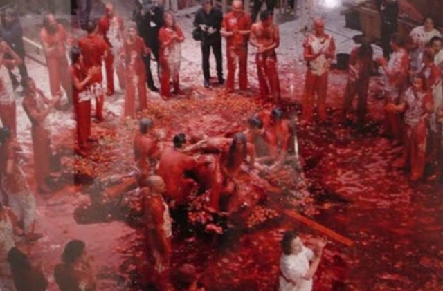 В июле 2004 года 120-я акция Нитча длилась два дня. Австрийцу помогали несколько художников и аккомпанировали сто музыкантов. За 48 часов использовали пять убитых свиней и 600 литров крови.