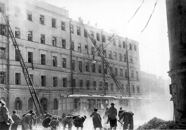 Разбор завалов после немецкого авианалета на Ленинград.
