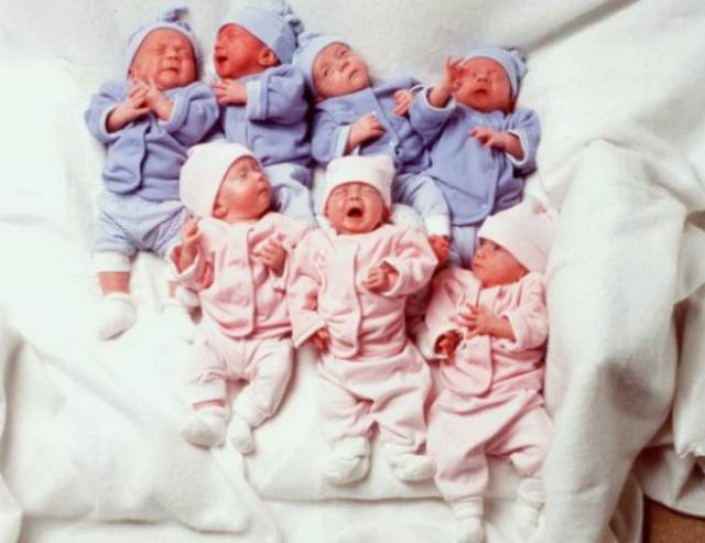 19 ноября 1997 года впервые на свет появилась семерня – четыре мальчика и три девочки. Их мамой была Бобби Маккоги из США.