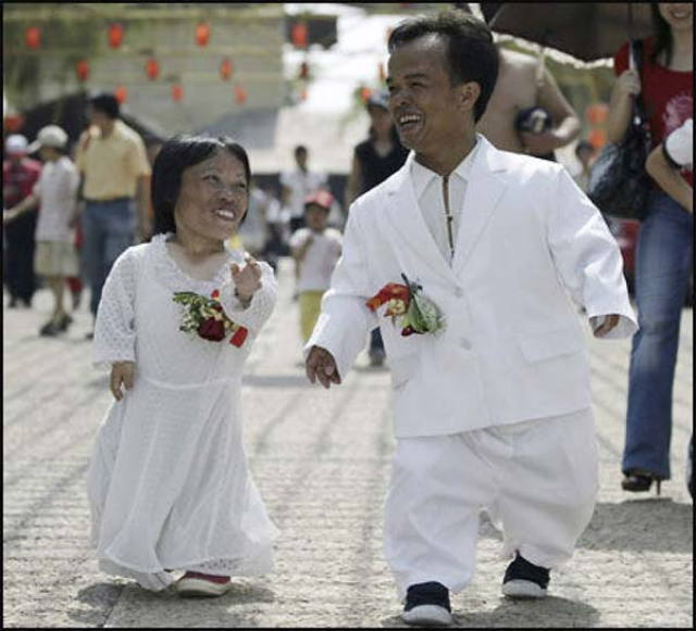 Чен Гилян и Ли Таньгонг, Китай. Рост 80 см и 108 см соответственно. Венчание этой необычной пары прошло в родном китайском городе Шунде и стало культурным событием не только для местного населения, но и для всей страны.