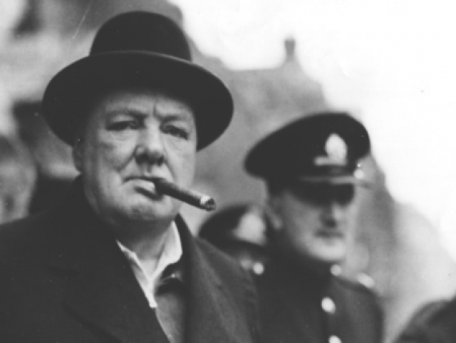 Окурок Уинстона Черчилля.  Был продан на аукционе в США за 12,2 тыс. долларов. Именно это табачное изделие премьер-министр Великобритании не докурил 11 мая 1947 года в парижском аэропорту Ле Бурже. 