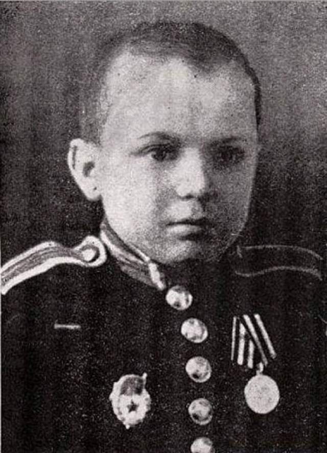 А 19 ноября 1945 года ему была вручена медаль воспитанников Тульского суворовского военного училища "За победу над Германией в Великой Отечественной войне 1941–1945 гг". 