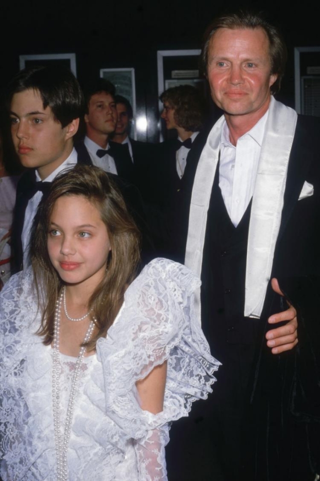Родители Джоли разошлись в 1976 году, и мать с годовалой Анджелиной и ее братом переехала в Нью-Йорк. Год спустя Войт получил "Оскар" за свою роль в "Возвращении домой", а Бертран была вынуждена оставить свои мечты об успешной актерской карьере и посвятила свое время воспитанию детей.