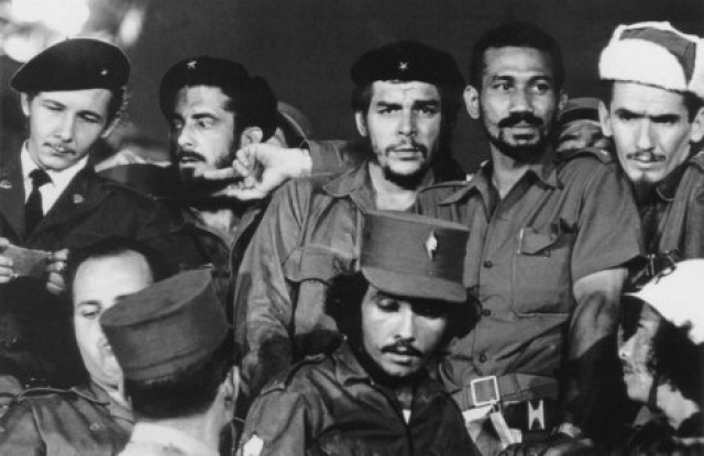 Он присоединился к Кастро и революционному движению и вскоре вступил в его революционный отряд.