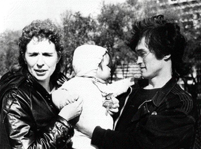 Марианна и Виктор Цой с сыном Александром.
