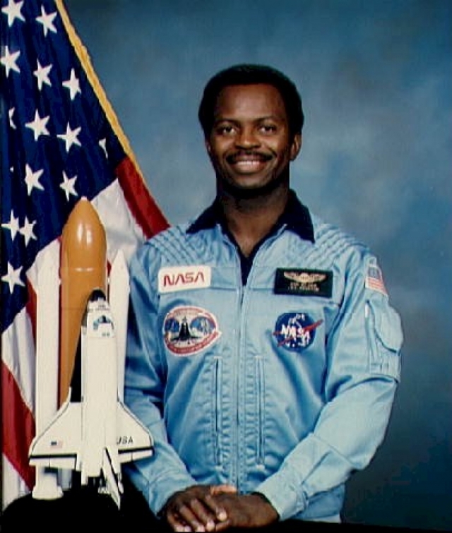 Научный специалист - 35-летний Роналд Э. МакНейр . Физик, астронавт NASA. Провел в космосе 7 дней 23 часа 15 минут. Для него это был второй полет на "Челленджере".