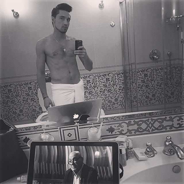 Дима Билан опубликовал в Инстаграме полуобнаженное селфи в ванной комнате. Любопытно, что на ноутбуке певец смотрел один из выпусков программы Владимира Познера.
