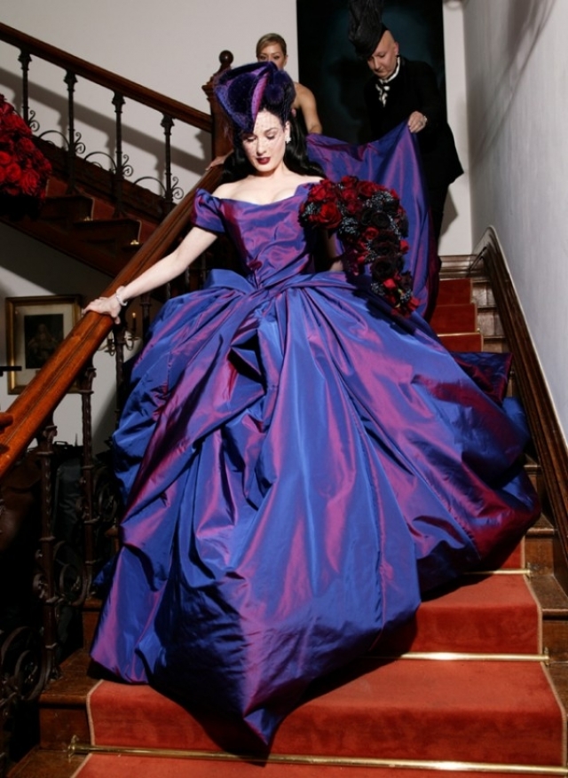 Дита Фон Тиз. Для клятвы верности Мэрилину Мэнсону королева бурлеска выбрала сине-фиолетовое свадебное платье, а все потому, что жених мечтал о том, чтобы его свадьба напоминала ритуал погребения.