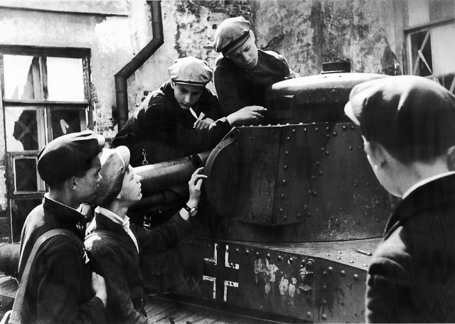 Советские мальчики осматривают трофейный немецкий танк.