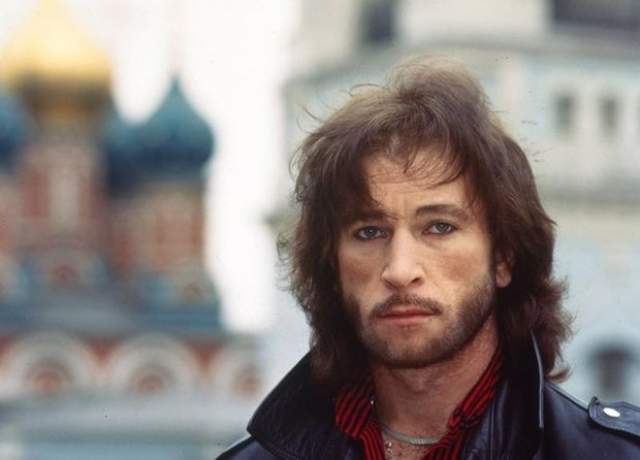 Игорь Тальков, 6 октября 1991 Советский рок-музыкант, певец, автор песен, поэт, киноактер Тальков впервые стал известен широкой публике после выступления в 1987 году на фестивале "Песня года" с композицией "Чистые пруды".  