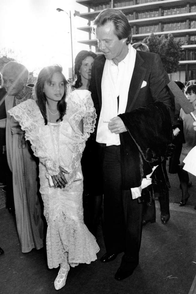 11-летняя Анджелина Джоли с отцом Джоном Войтом на церемонии вручения премий Американской киноакадемии в 1986 году.
