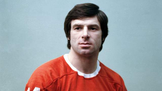 Валерий Харламов. Легендарный хоккеист погиб тогда, когда мог бы находиться в Канаде, но его в последний момент "отцепили" от сборной, когда команда уже паковала вещи перед отправкой в аэропорт.