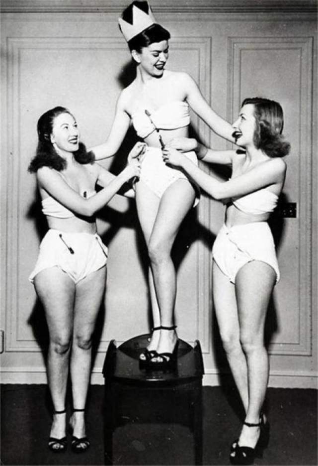 Бетти Баретт, мисс пеленка - 1947. Одним из заданий на этом конкурсе было дефиле в самодельных подгузниках. Конкурс проводил Институт обслуживания пеленок Америки. 
