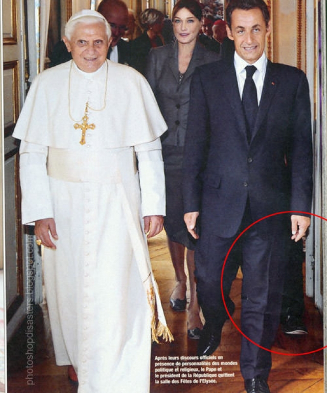 А за спиной Николя Саркози , наоборот, шагает ничейная нога.