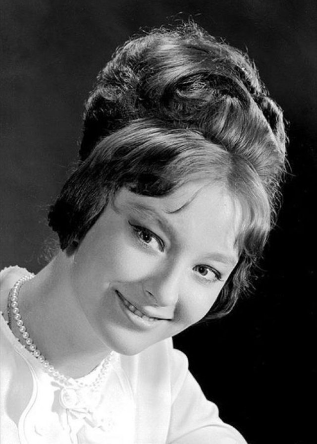 Вертинская стала невероятно популярной. Обрушившаяся на нее слава тяготила молодую актрису, но она все же решила связать свою жизнь с актерским искусством. В 1962 году Вертинская вошла в труппу Московского театра имени Пушкина, а в 1963 году поступила в "Щуку".