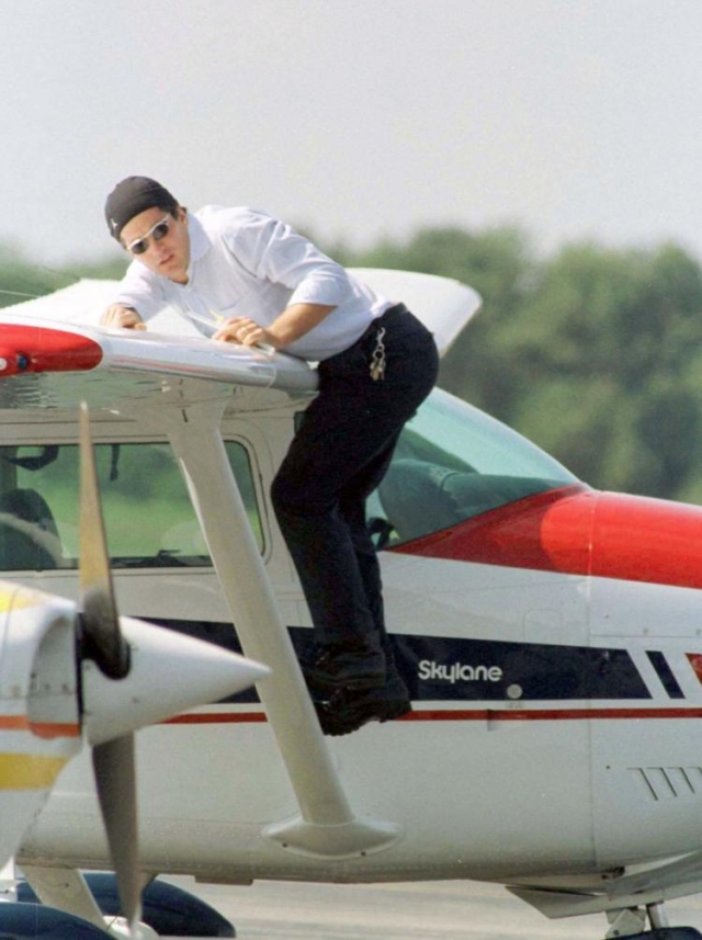 При этом Джон Кеннеди-младший был относительно опытным пилотом и часто летал этим маршрутом в темное время суток, но именно его ошибка стала причиной трагедии.