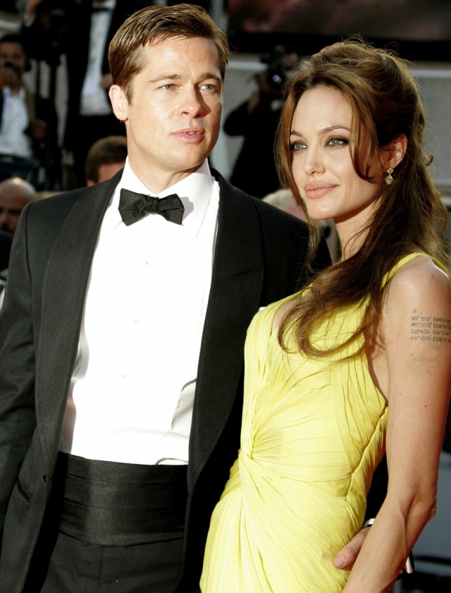 Анджелина Джоли. Когда актриса познакомилась с Брэдом Питтом, он уже состоял в браке с Дженнифер Энистон. Влюбленные довольно долго делали вид, что между ними ничего не происходит, и вообще быть такого не может.