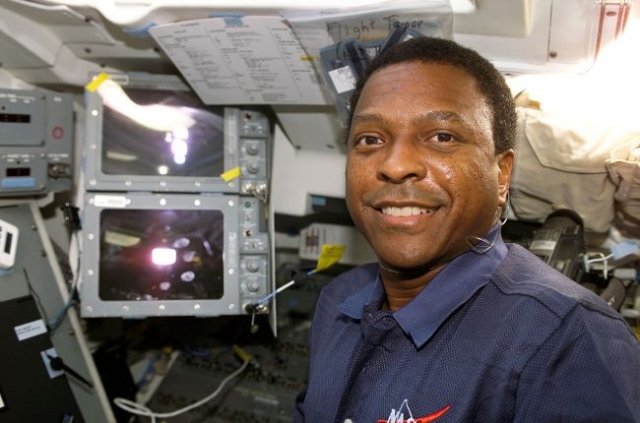 Специалист по полезной нагрузке - 43-летний ученый Майкл Филлип Андерсон провел в космосе 24 дня 18 часов 8 минут.