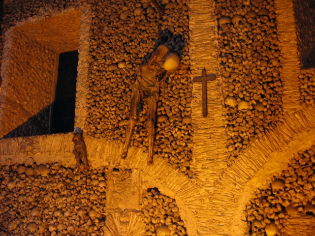 Часовня костей, Португалия. Капелла была построена в XVI веке монахом-францисканцем. Сама часовня небольшая — всего 18,6 метра в длину и 11 метров в ширину, но здесь хранятся кости и черепа пяти тысяч монахов.