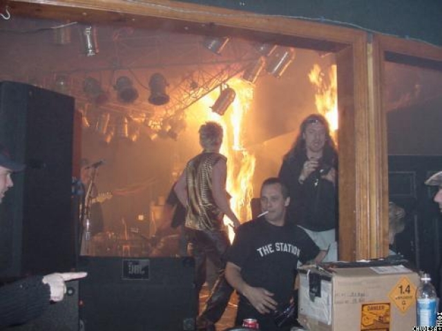 31-летний Тай стал жертвой страшного пожара в клубе "The Station" на Род-Айленде, в обшей сложности унесшего жизни 100 человек 20 февраля 2003 года на концерте Great White.