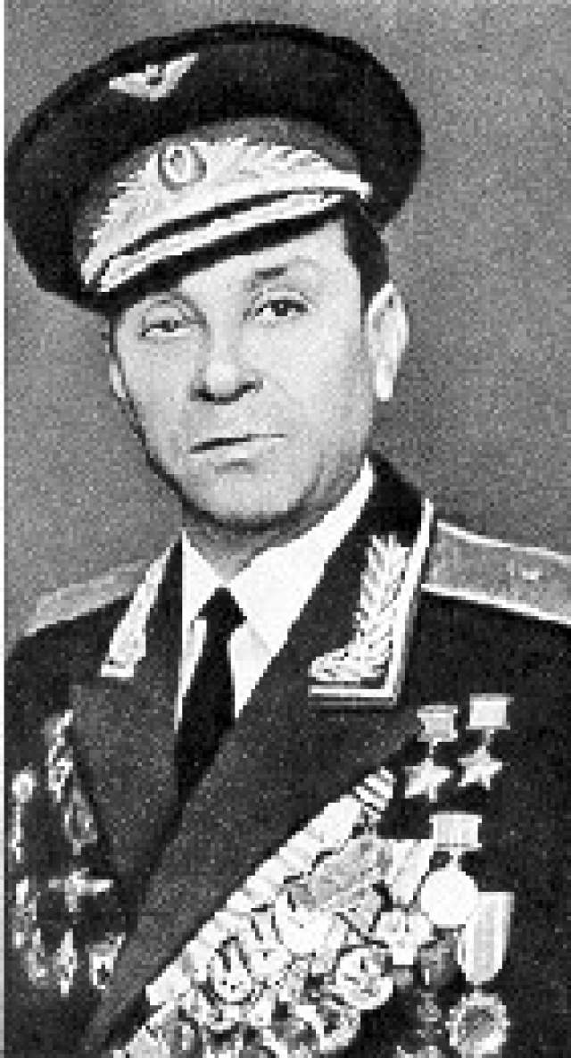 Кирилл Евстигнеев. 1917-1996. Дважды Герой Советского Союза. 53 личных победы. Всего за годы войны совершил 283 боевых вылета, участвовал в 113 боях.
